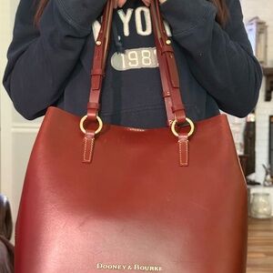 DOONEY & BOURKE  BURGUNDY/BROWN TOTE/SHOULDER BAG W/WRISTLET GREAT COND